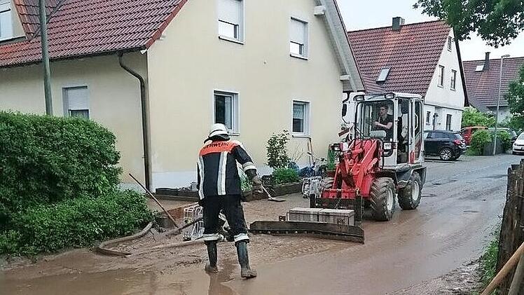 Nach dem Regen mussten vielerorts die Straßen vom Schlamm befreit werden.