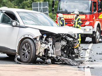 Lauf an der Pegnitz: Schwerer Zusammensto&szlig; auf B14 - zwei Schwerverletzte, ein Mensch in Lebensgefahr