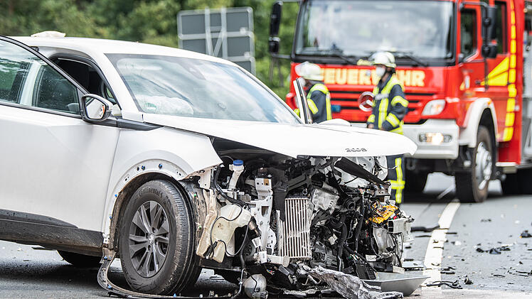 Lauf an der Pegnitz: Schwerer Zusammensto&szlig; auf B14 - zwei Schwerverletzte, ein Mensch in Lebensgefahr