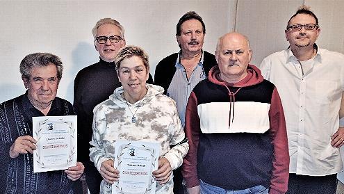 Dieter Schulz und Sabine R&ouml;del (von links) wurden mit der goldenen Landesverbandsnadel ausgezeichnet. Rechts daneben der neue Kassier Werner R&ouml;del. Dahinter der neue Ringwart Michael Schott, Vorsitzender G&uuml;nther Bauer und Zweiter Vorsitzender Patr...