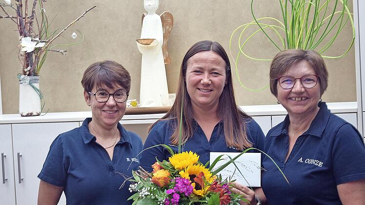 Natalia Belic (links), Fachärztin für Innere Medizin, und Anita Conze (rechts), Fachärztin für Allgemeinmedizin, freuen sich gemeinsam mit ihrer Mitarbeiterin Julia Zeitz über 25 gemeinsame Jahre in der Gemeinschaftspraxis in Schondra.