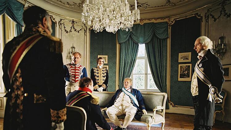 General von Kinkel (G&uuml;nther Maria Halmer, hinten links) f&uuml;hrt wichtige Gespr&auml;che mit Kronprinz Ludwig von Bayern (Max von Thun, hinten, zweiter von links), K&ouml;nig Maximilian I. von Bayern (Ottfried Fischer, sitzend, hinten) sowie Napoleon (Gustav-Peter W&ouml;hler, sitzend, vorne) und Maximilian Josef Freiherr von Montgelas (Michael Sch&ouml;nborn, rechts). Nach dem Friedensschluss von Pressburg 1805 sprach Napoleon Tirol dem K&ouml;nigreich Bayern zu.
