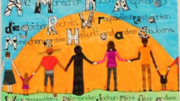 Realschüler hatten Bilder zu den Paragraphen der Friedenserklärung gemalt.