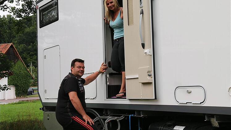 Andrea und Bernd aus Lahnstein (bei Koblenz) fahren ein neues MAN-Offroadmobil. Foto: Gerd Schaar