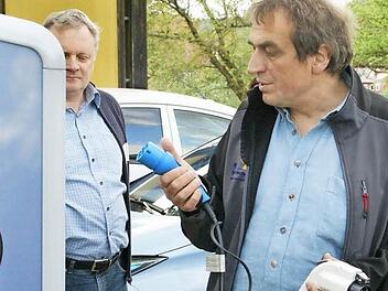 Zum Thema Elektromobilität informierte Günther Lieberth (rechts) im Rahmen eines Workshops am Umweltbildungszentrum in Oberschleichach, wo auch eine Ladesäule steht. Foto: Sabine Weinbeer
