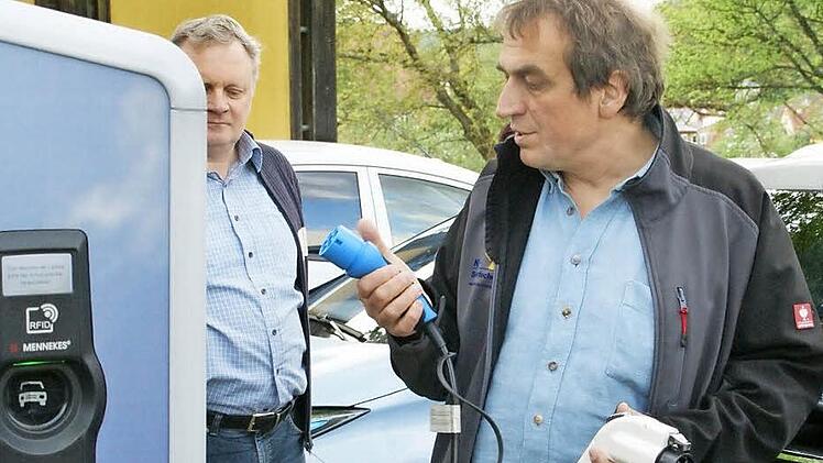Zum Thema Elektromobilität informierte Günther Lieberth (rechts) im Rahmen eines Workshops am Umweltbildungszentrum in Oberschleichach, wo auch eine Ladesäule steht. Foto: Sabine Weinbeer
