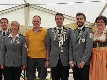 Das neue Königshaus (v. l. n. r.): Schützenmeister Michael Fell, Inge Gigla - Schützenkönigin 2014, 1. Ritter Stefan Brand, Schützenkönig 2015 Andi Lippert, 2. Ritter Tobias Mützel; BMin Patricia Schießer