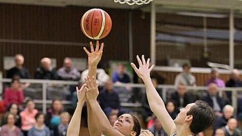 Miranda Cantrell (Mitte) setzt sich gegen zwei W&uuml;rzburgerinnen durch und erzielt zwei ihrer 17 Punkte. Foto: sportpress