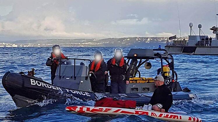 Die Küstenwache fischt Hahn aus dem Meer.  Foto: Dover Marina