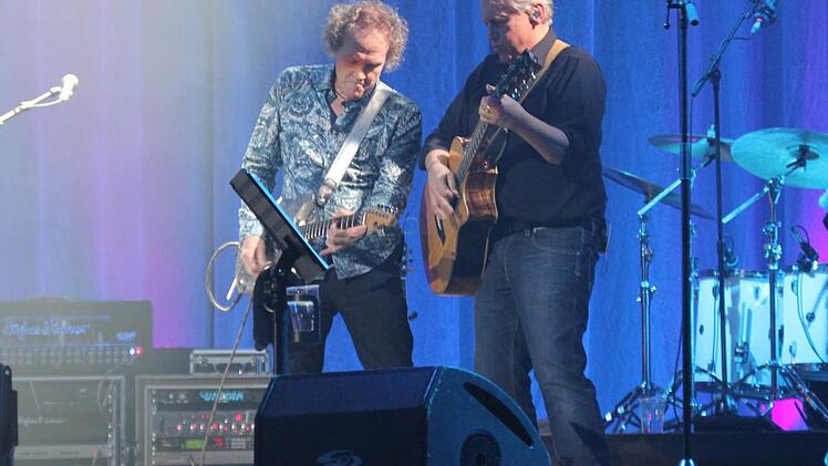 Robby Musenbichler ist als Solo-Gitarrist seit Jahrzehnten an der Seite des Hauptakteurs.