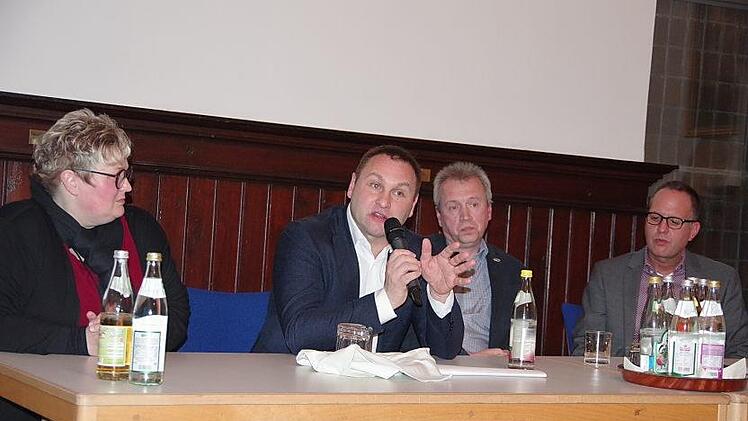 Caritas-Kreisgesch&auml;ftsf&uuml;hrerin Cornelia Thron (von links), MdL J&uuml;rgen Baumg&auml;rtner, Pflegetreff-Referent Christof Oswald und Prof. Dr. J&uuml;rgen H&auml;rlein -  Professor f&uuml;r angewandte Pflegewissenschaften -  stellten sich der Frage, wer uns in Zukunft pflegt. Foto: Heike Sch&uuml;lein