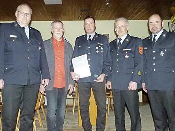 18 Jahre war Daniel Nöske (Mitte) Kommandant, zum Abschied überreichte ihm Kreisbrandrat Stefan Härtlien (links) eine Auszeichnung des Landesfeuerwehrverbands. Weiter im Bild (nach rechts) Zweiter Bürgermeister Hans-Peter Röhrlein, Kreisbrandinspektor Horst Tempel und Kreisbrandmeister Alexander Reinsch Fotos: Werner Oetter