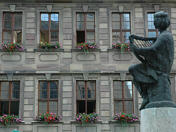 Gespannter Blick auf das Kissinger Rathaus. N&auml;chste Woche werden vom Stadtrat unter anderem die Stellvertreter des Oberb&uuml;rgermeisters gew&auml;hlt.  Foto: Siegfried Farkas