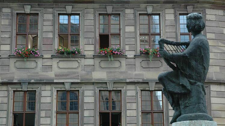 Gespannter Blick auf das Kissinger Rathaus. Nächste Woche werden vom Stadtrat unter anderem die Stellvertreter des Oberbürgermeisters gewählt.  Foto: Siegfried Farkas