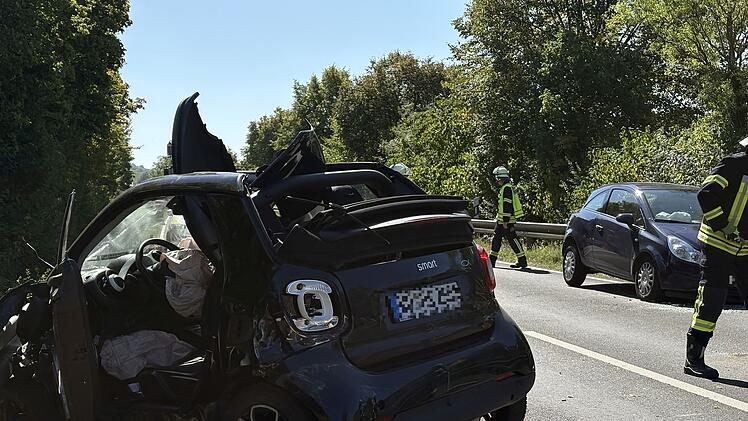 Frontalkollision auf Staatsstraße: 80-Jährige kommt in Gegenverkehr ab - Zwei Frauen schwerverletzt