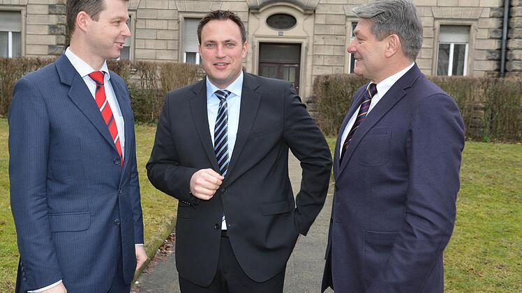 Zwei, die schon ein Mandat haben, nehmen Alexander Hummel in die Mitte: Thomas Silberhorn, MdB und CSU-Kreisvorsitzender, und Heinrich Rudrof, MdL und stellvertretender Kreisvorsitzender. Foto: R. Rinklef