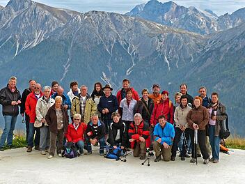 Das Bild zeigte die Teilnehmer des AH-Ausfluges der SG Eltmann nach ihrer Wanderung zum Skiberggipfel "Kronplatz" in Südtirol. Foto: ab