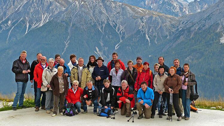 Das Bild zeigte die Teilnehmer des AH-Ausfluges der SG Eltmann nach ihrer Wanderung zum Skiberggipfel "Kronplatz" in Südtirol. Foto: ab