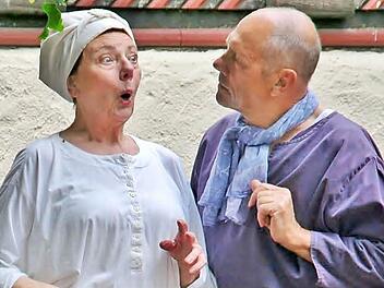 Szene aus dem Theaterstück "Luise von der Viehträ und die Franzosen" mit Ingeborg Willerding und Günther Vogel, das beim Dorffest in Reiterswiesen aufgeführt wird. Foto: Werner Vogel
