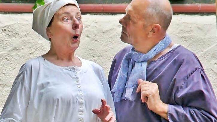 Szene aus dem Theaterstück "Luise von der Viehträ und die Franzosen" mit Ingeborg Willerding und Günther Vogel, das beim Dorffest in Reiterswiesen aufgeführt wird. Foto: Werner Vogel