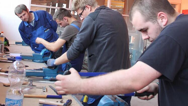 Unter der Aufsicht von Dimitri Bolinger arbeiten in der Lehrwerkstatt der Firma Dörnhöfer die Auszubildenden: (von rechts) Sebastian Biedermann und Andreas Kloß (beide aus Kulmbach) sowie Kevin Biedermann aus Peesten. Foto: Jürgen Gärtner
