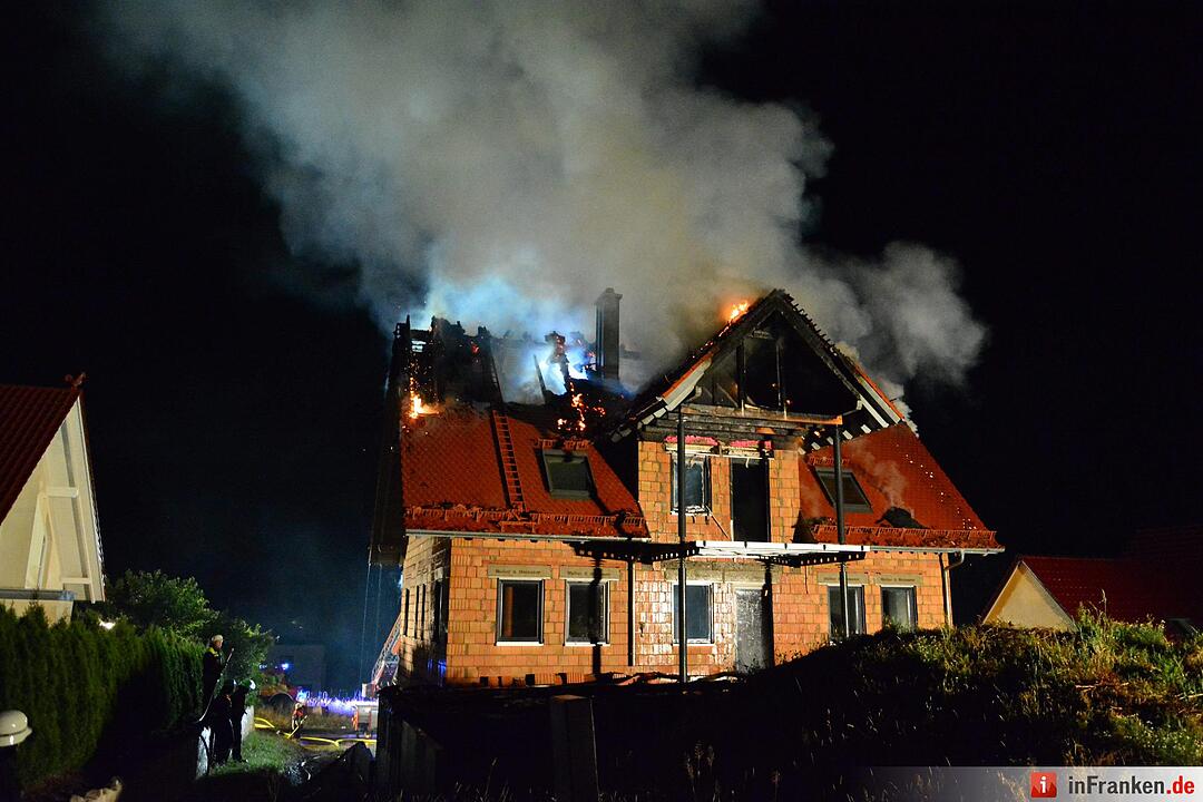 Neugebautes Wohnhaus steht nach Blitzeinschlag lichterloh in Flammen