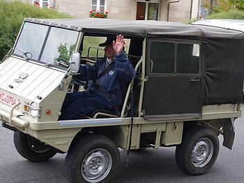 Josef Hempfling mit einem seiner beiden Steyr-Puch Haflinger. Er war erstmals mit von der Partie in Neuses und sorgte mit für Staunen beim Publikum. Foto: Heike Schülein