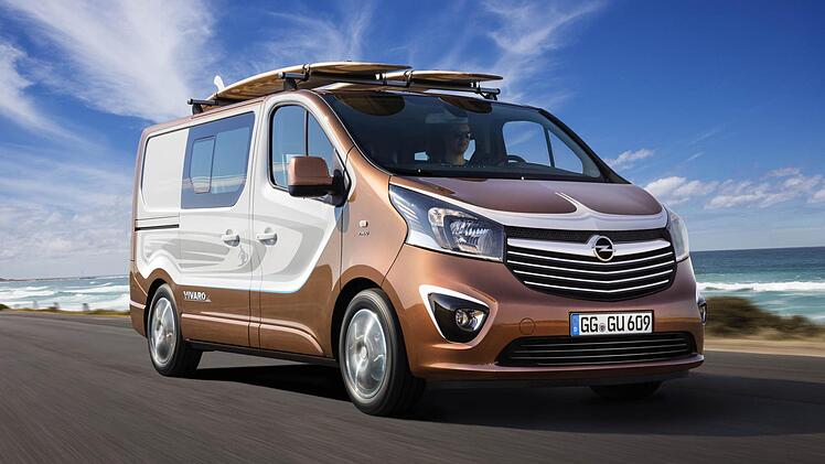 Lifestyle-Van: Der Opel Vivaro Surf Concept bietet Platz für bis zu sechs Passagiere plus großer Sportausrüstung. Auf dem Dach ist eine spezielle Surfboard-Halterung montiert, sodass auch Surf-Fans nicht ohne ihr Brett in Urlaub fahren müssen.  Foto: Opel
