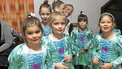 Bererits die Schneckenzwerge sind im Fasching aktiv.