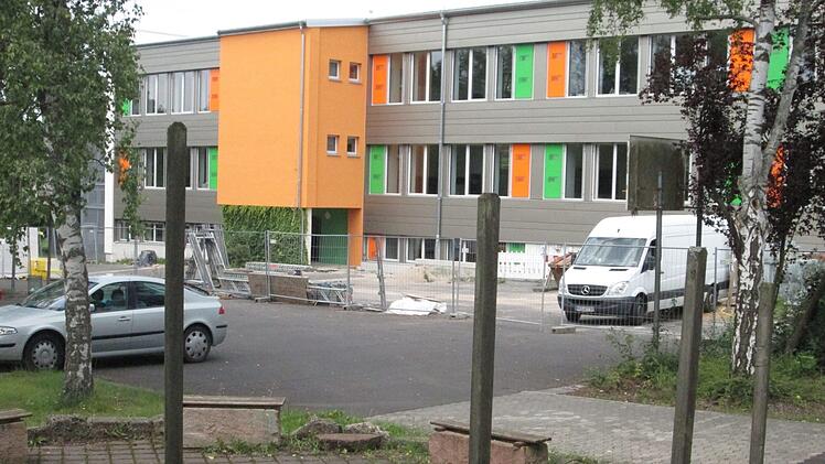 Der Asphaltbelag im Pausenhof der Johannes-Petri-Schule soll zugunsten einer Rasenfläche reduziert werden. Auf die Freilichtbühne (im Vordergrund) will die Gemeinde verzichten.  Foto: Winfried Ehling