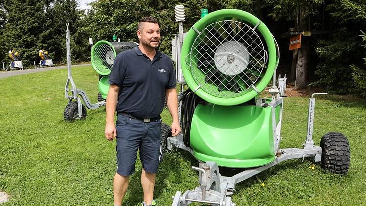Thorsten Hager, stellvertretender Betriebsleiter der Sesselbahnen, mit einer Schneekanone Foto: Barbara Herbst