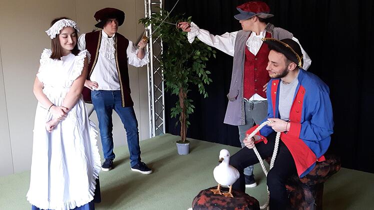 Die Theatergruppe Kompass des Franz-Miltenberger-Gymnasiums zeigt im April das Stück "Was ihr wollt" von William Shakespeare. Premiere ist am  Foto: Dirk Hönerlage