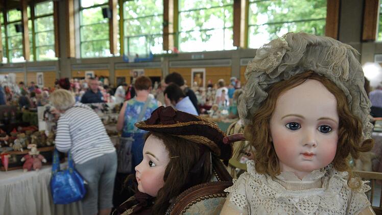 Antike Puppen so weit das Auge reich: die Sammlerbörse in der Neustadter Frankenhalle. Sie ist noch am Samstag geöffnet. - Foto: Berthold Köhler