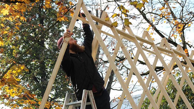 Ein beleuchtetes Holzobjekt von Robert Enderwitz muss der Einzelne auf seinem Weg durch den Park passieren. Foto: Mirjam Stumpf