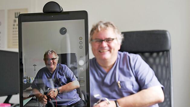 In diesem Jahr wird die Kinderarzt-Praxis von Hans-Dieter Eisner "vollj&auml;hrig". Langweilig wird es dort nie: Neuerdings bietet der 54-J&auml;hrige auch Video-Sprechstunden an.  Foto: Sandra Hackenberg