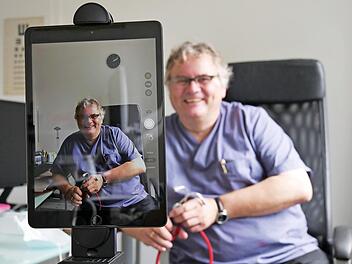 In diesem Jahr wird die Kinderarzt-Praxis von Hans-Dieter Eisner "vollj&auml;hrig". Langweilig wird es dort nie: Neuerdings bietet der 54-J&auml;hrige auch Video-Sprechstunden an.  Foto: Sandra Hackenberg