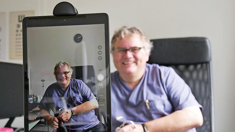 In diesem Jahr wird die Kinderarzt-Praxis von Hans-Dieter Eisner "vollj&auml;hrig". Langweilig wird es dort nie: Neuerdings bietet der 54-J&auml;hrige auch Video-Sprechstunden an.  Foto: Sandra Hackenberg