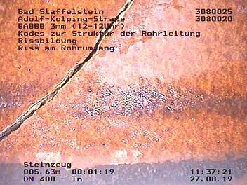 In der Adolph-Kolping-Straße ist im Kanalrohr ein Riss entstanden. Foto: Isas