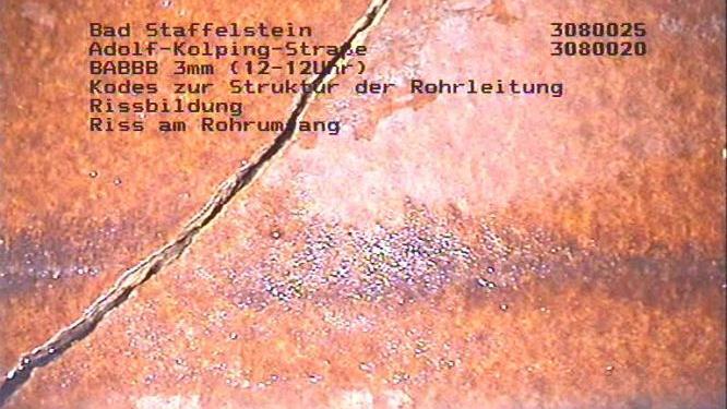 In der Adolph-Kolping-Straße ist im Kanalrohr ein Riss entstanden. Foto: Isas