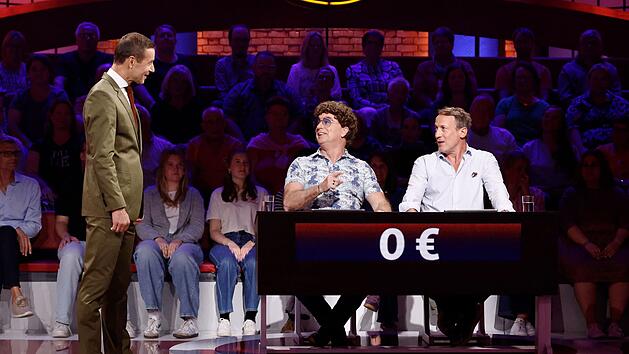 Premiere: Atze Schr&ouml;der (Mitte) ist der erste Mitspieler des neuen Rateteam-Kapit&auml;ns Wotan Wilke M&ouml;hring (rechts). Links Moderator Kai Pflaume.