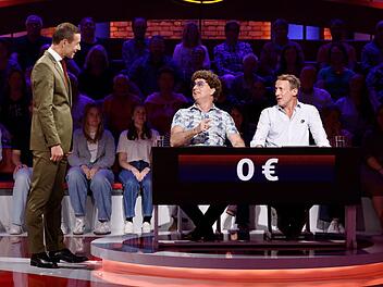 Premiere: Atze Schröder (Mitte) ist der erste Mitspieler des neuen Rateteam-Kapitäns Wotan Wilke Möhring (rechts). Links Moderator Kai Pflaume.