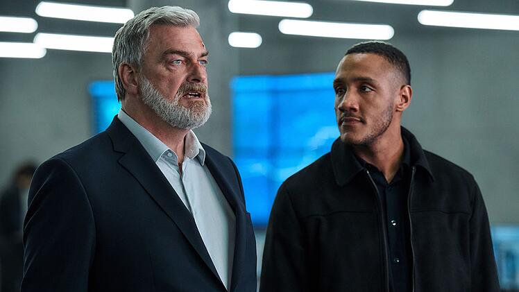 "Canary Black" ist einer der letzten Filme des 2023 verstorbenen Ray Stevenson (links, mit Jaz Hutchins). In "Canary Black" spielt er Jarvis Hedlund, den Chef von Agentin Avery Graves.