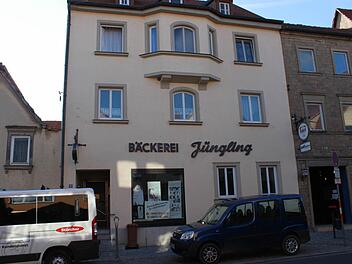 In den Räumen der ehemaligen Bäckerei Jüngling in der Brückenstraße in Haßfurt zieht wieder Leben ein. Dort wird ein Pizzalieferservice mit Bistro eingerichtet. Die Stadt stimmte den Planungen zu.  Foto: cr