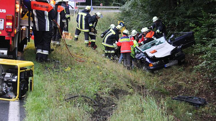 Deutlich ist die Spur zu sehen, die der BMW auf seiner Unglücksfahrt nahm. Foto: Ralf Kestel