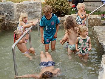 Viel Spaß hatten die Kleinsten am Geländer und auch das Abtauchen funktionierte anscheinend recht gut. Fotos: Günther Geiling