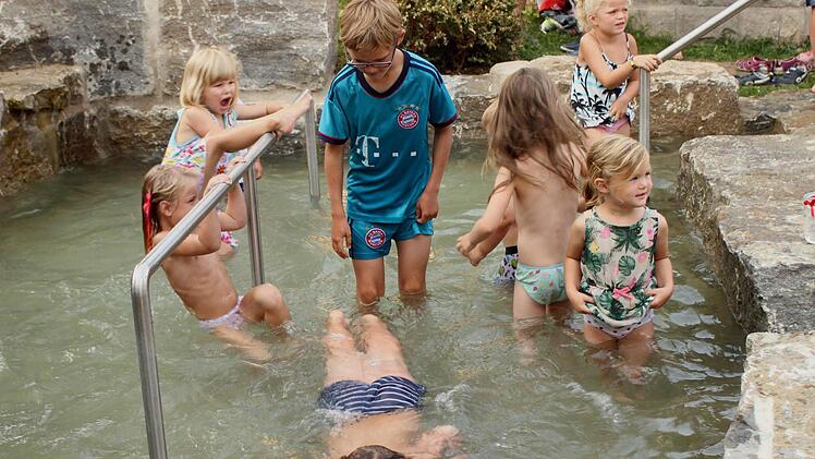 Viel Spaß hatten die Kleinsten am Geländer und auch das Abtauchen funktionierte anscheinend recht gut. Fotos: Günther Geiling