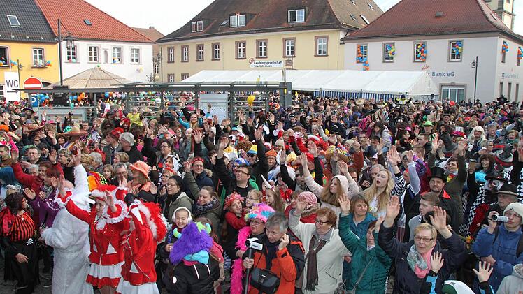 Marktplatztreiben in Stadtsteinach. Foto: Jürgen Gärtner