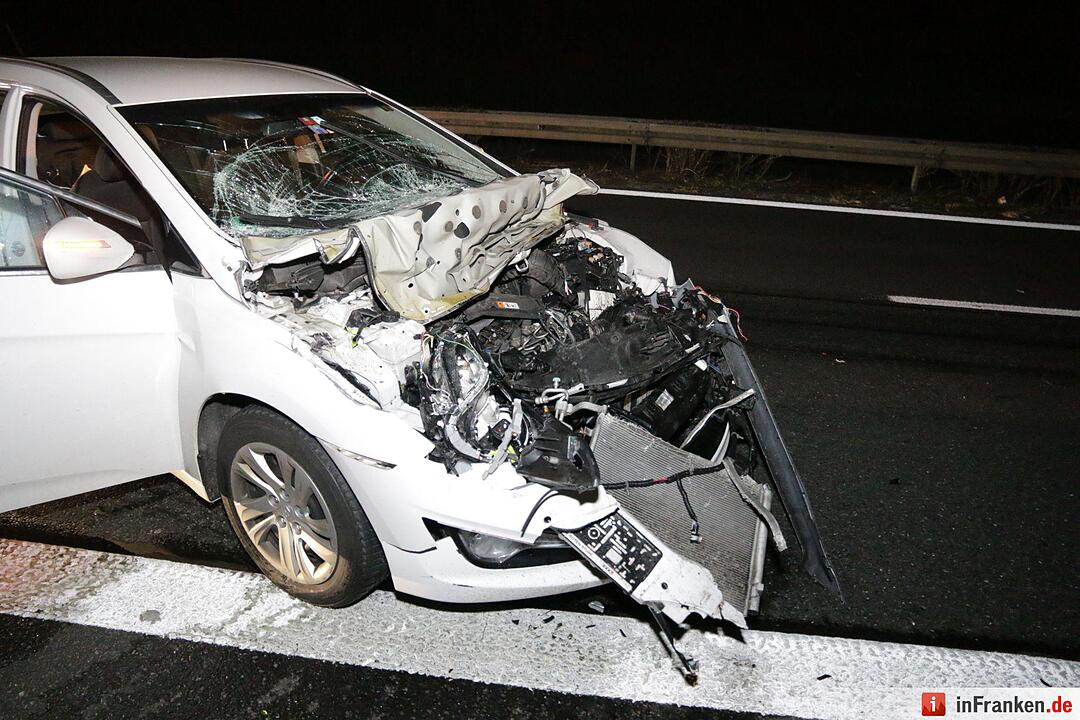 Pkw prallt gegen Lkw: Unfall auf A70