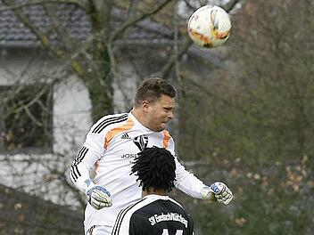 Memmelsdorfs Torh&uuml;ter J&uuml;rgen Jensch (hinten) kl&auml;rt per Kopf au&szlig;erhalb des Strafraums. Foto: sportpress