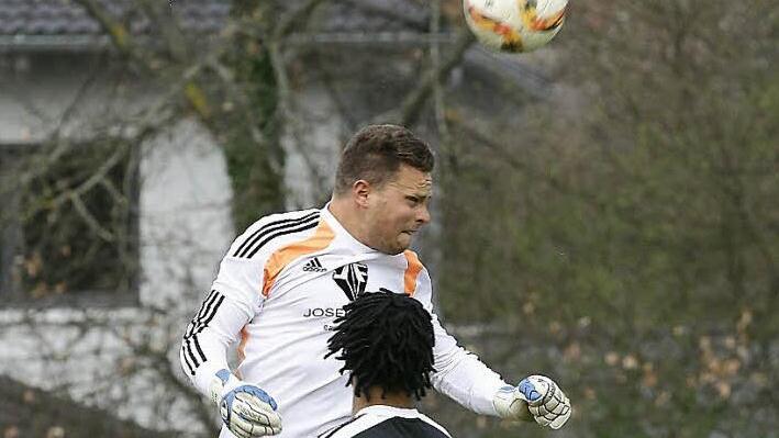 Memmelsdorfs Torh&uuml;ter J&uuml;rgen Jensch (hinten) kl&auml;rt per Kopf au&szlig;erhalb des Strafraums. Foto: sportpress